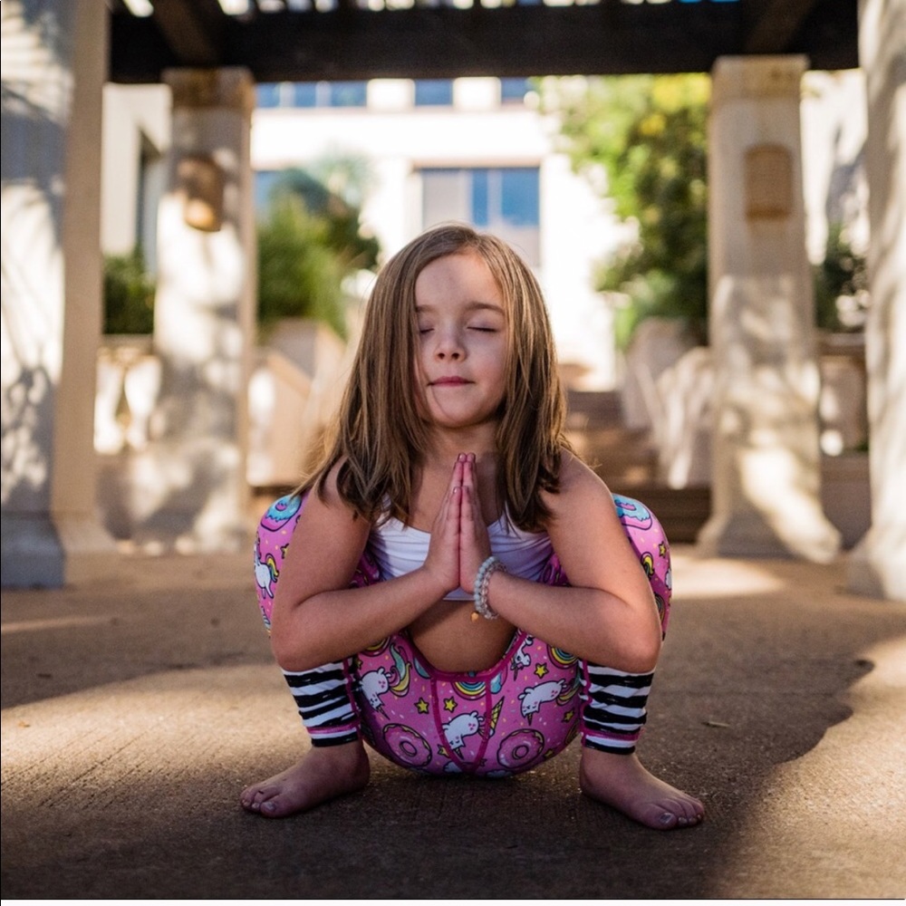 HOLD. 2 Kids Flexi size xs leggings.